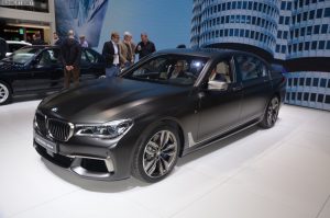 BMW-M760Li-G12-V12-xDrive-7er-2016-Frozen-Dark-Brown-Genf-Live-16-750x497